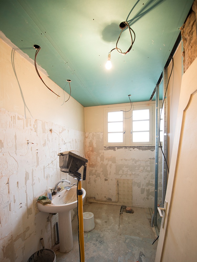 avant après rénovation maison - salle de bain avant