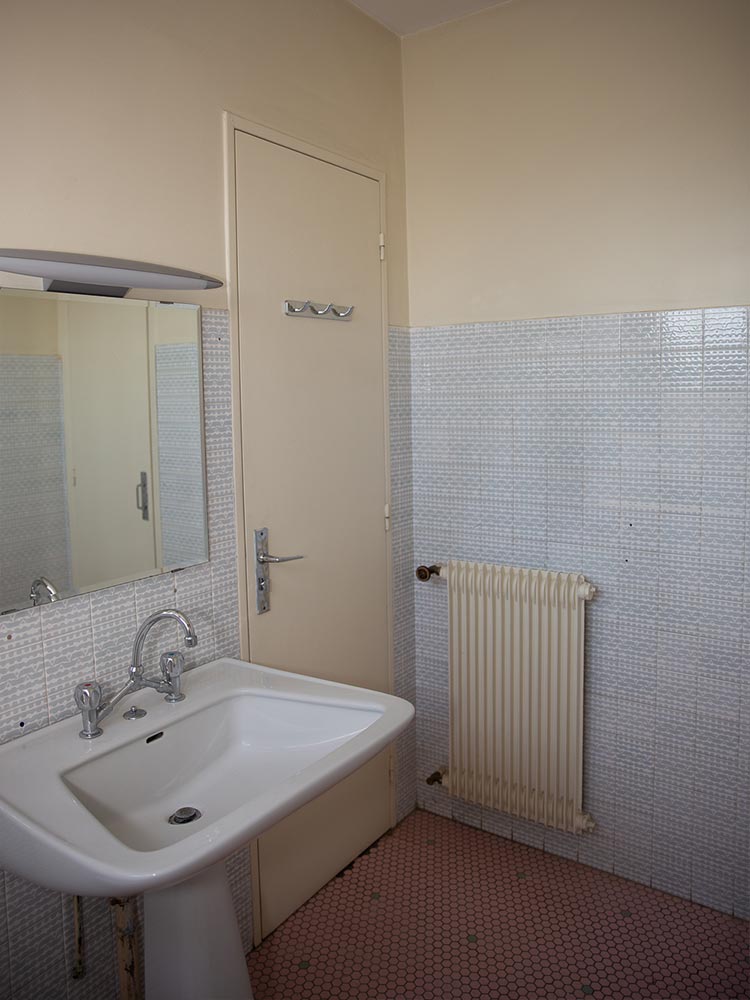 avant après rénovation maison - salle de bain avant 3